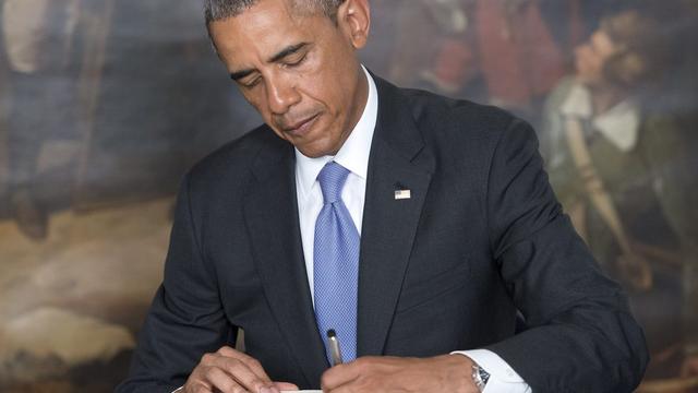 Le président américain Barack Obama signe le livre de condoléances à l'ambassade de France à Washington. [Ron Sachs]