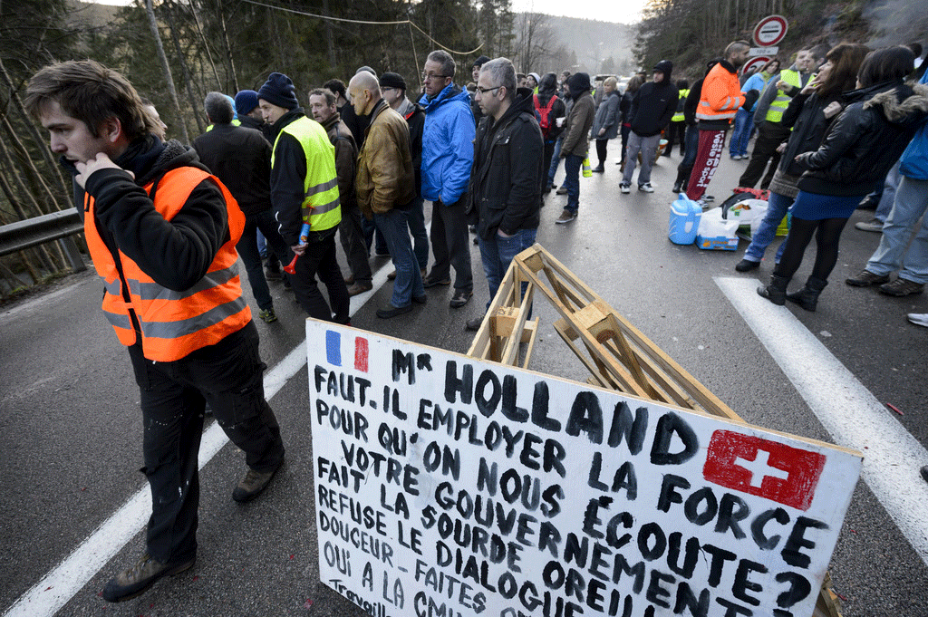 Les frontaliers avaient manifesté en janvier 2014 pour protester contre l'obligation de s'assurer en France. [Keystone - Laurent Gilliéron]