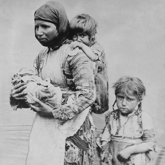 Femme arménienne fuyant les massacres avec ses enfants. [Library of Congress]
