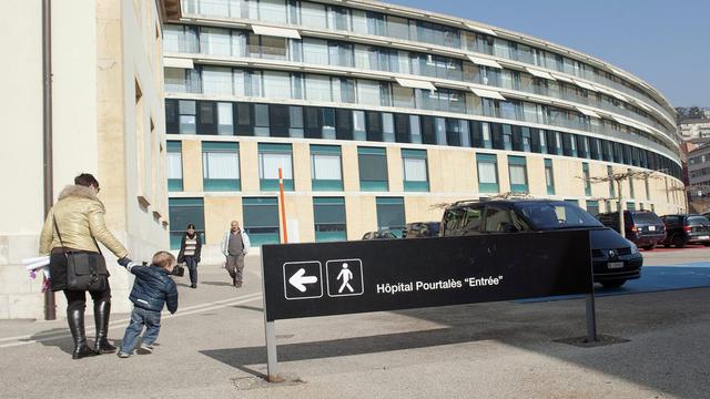 Les soins aigus devraient être concentrés sur le seul site de Pourtalès à Neuchâtel. [Keystone - Sandro Campardo]