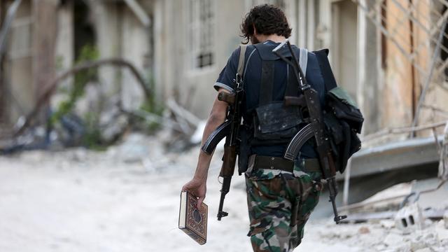 Un combattant de l'armée syrienne libre (ASL), qui combat les djihadistes, dans les faubourgs de Damas.
