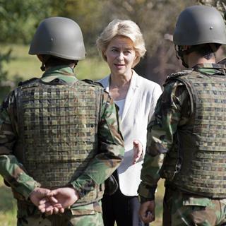 La ministre de la Défense allemande Ursula von der Leyen en compagnie de peshmergas kurdes lors d'un entraînement en octobre 2014 en Allemagne. [AP Photo - Jens Meyer]