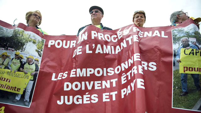 Manifestation de soutien aux victimes de l'amiante à Genève en mai 2013. [Keystone - Jean-Christophe Bott]