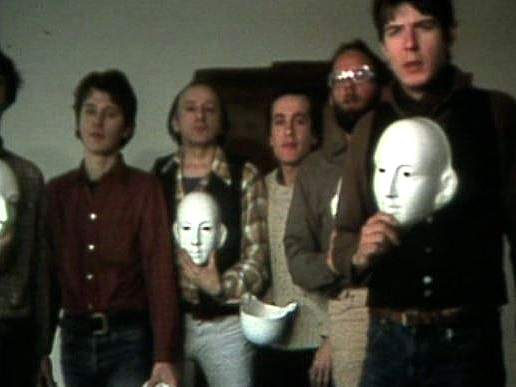 Les activistes du Groupe homosexuel genevois tombent le masque, 1980. [RTS]