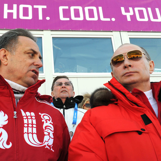 Le ministre russe des Sports Vitaly Mutko aux côtés de Vladimir Poutine aux JO de Sotchi en février 2014. [Ria-Novosti/Pool/AFP - Mikhail Klimentyev]