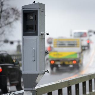 Sur 763 systèmes de surveillance installés sur les routes suisses, 185 sont des appareils "mobiles". [Keystone - Laurent Gillieron]