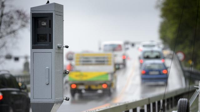 Sur 763 systèmes de surveillance installés sur les routes suisses, 185 sont des appareils "mobiles". [Keystone - Laurent Gillieron]