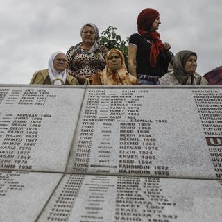 Des proches des victimes de Srebrenica en plein recueillement. [AFP - Samir Yordamovic / Anadolu Agency]