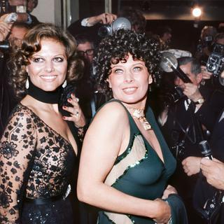 Magali Noël, à droite, en compagnie de l'actrice italienne Claudia Cardinale, en 1974 à Cannes. [AFP]