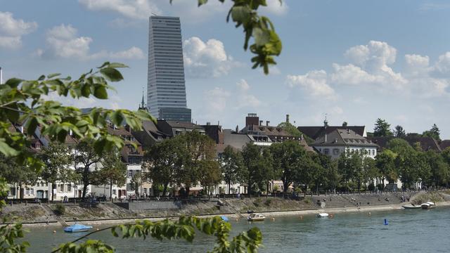 La tour Roche vue depuis le Rheinsprung à Bâle. [Keystone - Georgios Kefalas]