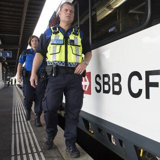 Patrouille mixte de la police des transports et de la police neuchâteloise en gare de Neuchâtel. [Keystone - Sandro Campardo]