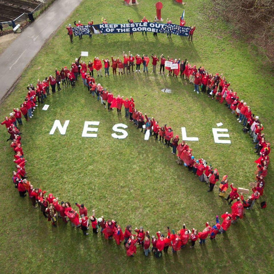 Début juin, les opposants au projet ont manifesté pour empêcher Nestlé de s'implanter à Cascade Locks. [Page Facebook de "Food & Water Watch - Oregon"]