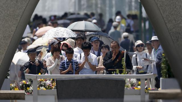 Des milliers de personnes se sont recueillies dans le Parc mémorial de la paix d'Hiroshima. [Toru Hanai]