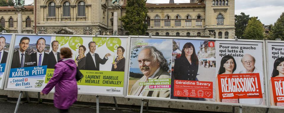 Affiches électorales sur la place de la Riponne à Lausanne. [Keystone - Jean-Christophe Bott]