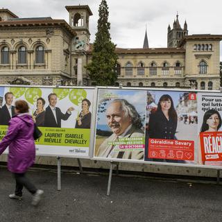 Affiches électorales sur la place de la Riponne à Lausanne. [Keystone - Jean-Christophe Bott]