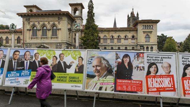 Affiches électorales sur la place de la Riponne à Lausanne. [Keystone - Jean-Christophe Bott]