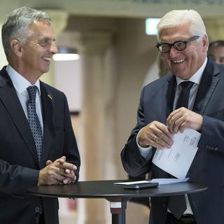 Didier Burkhalter et Frank-Walter Steinmeier dimanche à Berne. [EPA/Keystone - Peter Schneider]