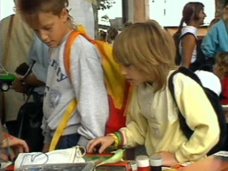 Des enfants chinent au marché aux puces en 1987. [RTS]