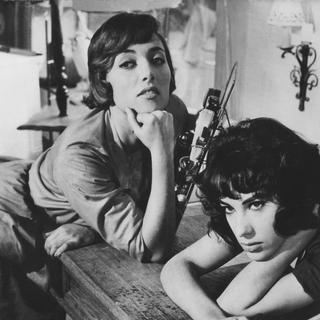 Bernadette Lafont et Stephane Audran dans "Les Bonnes Femmes" de Claude Chabrol en 1960, un film à découvrir au Grütli. [Paris Film Production/Panitalia / The Kobal Collection]