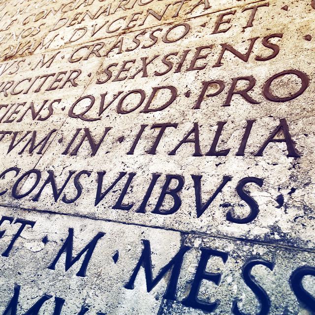 Inscription en Latin à Rome. [Fotolia - BlackMac]