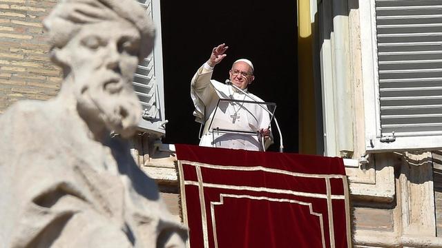 Le pape François salue les dizaines de milliers de personnes venues l'écouter sur la place Saint-Pierre. [EPA/ETTORE FERRARI]