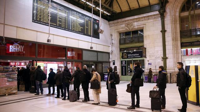 Tôt mercredi, les Français ont fait la queue pour tenter d'obtenir un exemplaire, ici la gare de Lyon à Paris. [EPA/YOAN VALAT]