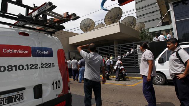 Une camionnette de l'entreprise Cablevision, devant le siège du groupe à Buenos Aires. [Marcos Brindicci]