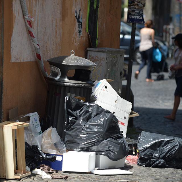 Des poubelles qui débordent dans le centre de Rome. [AFP - Tiziana Fabi]