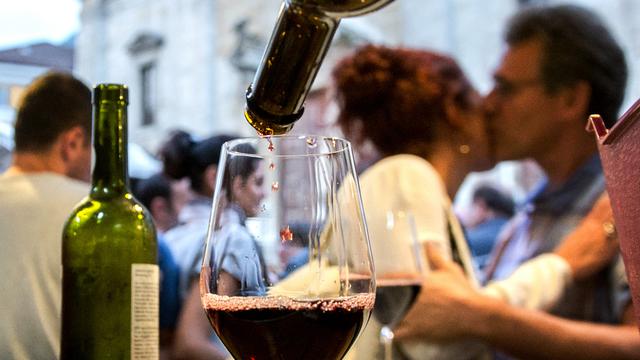 Si le soupçon de consommation d'alcool est confirmé, le test sera suivi d'une prise de sang. [Ti-Press/Carlo Reguzzi]