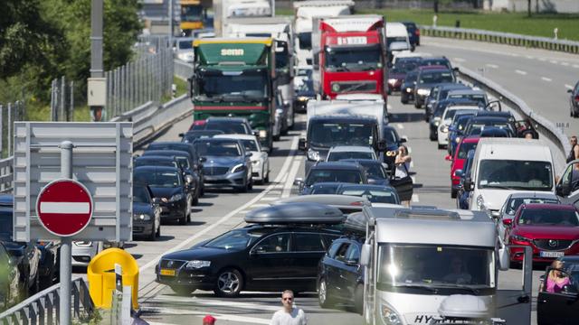 Des véhicules à l'arrêt entre Erstfeld et Goeschenen, dans le canton d'Uri. [Urs Flueeler]