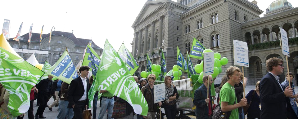 Dépôt de l'inititative "Pour une économie verte", munie de plus de 110'000 signatures, en septembre 2012 à Berne. [Keystone - Lukas Lehmann]