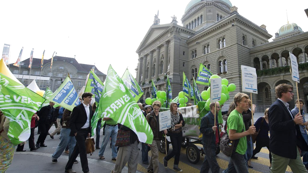 Dépôt de l'inititative "Pour une économie verte", munie de plus de 110'000 signatures, en septembre 2012 à Berne. [Keystone - Lukas Lehmann]