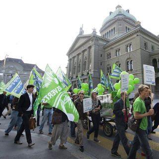 Dépôt de l'inititative "Pour une économie verte", munie de plus de 110'000 signatures, en septembre 2012 à Berne. [Keystone - Lukas Lehmann]