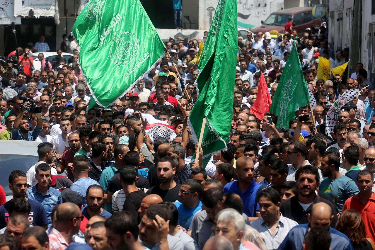 A Ramallah le 1er août, des Palestiniens portent le corps d'un jeune homme de 21 ans tué dans la nuit par l'armée israélienne. [Anadolu Agency - Issiam Rimawi / Anadolu Agency]