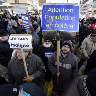 Des manifestants dénoncent le gel de l'assainissement de l'hôpital de La Chaux-de-Fonds. [Keystone - Laurent Gillieron]
