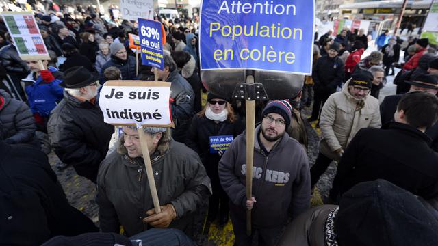 Des manifestants dénoncent le gel de l'assainissement de l'hôpital de La Chaux-de-Fonds. [Keystone - Laurent Gillieron]