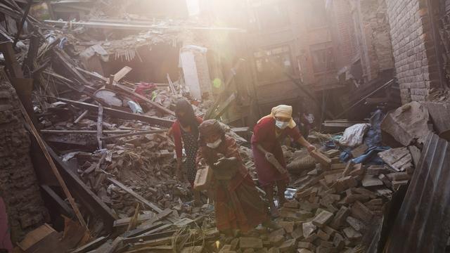 Les dons cofinancent des projets des ONG suisses pour les actions d’urgence dans une première phase et pour la reconstruction dans une deuxième phase. [Keystone - AP Photo/Bernat Amangue]