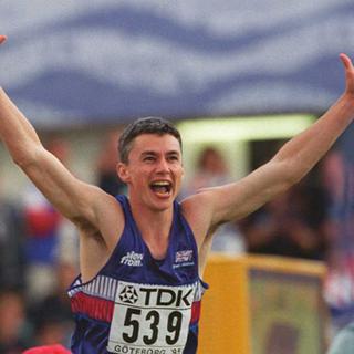 Le Britannique Jonathan Edwards célèbre son record du monde du triple saut en 1995. [DPA / AFP - Frank Kleefeldt]