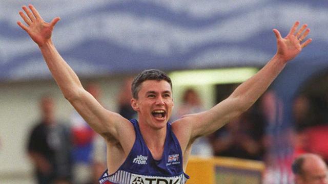 Le Britannique Jonathan Edwards célèbre son record du monde du triple saut en 1995. [DPA / AFP - Frank Kleefeldt]