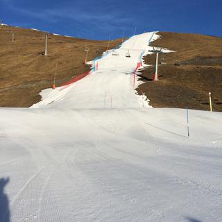 Les jeunes suisses et l'élite du slalom français s'entraînent sur une bande de neige artificielle à Zinal. [RTS - Patrick Délétroz]