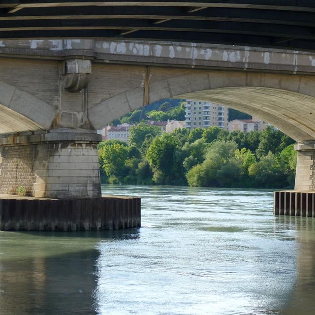 Le Rhône, large et canalisé, aux portes de Lyon. [Virginie Brawand]