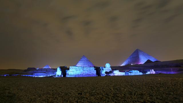 Haute de 146 mètres, la pyramide du roi Khéops, la plus grande des trois pyramides de Guizeh, pourrait révéler ses secrets aux drones et scanners des archéologues. [Mohamed Abd El Ghany]