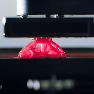 La technologie d'impression de Carbon 3D permet "d'extraire" des objets à partir de résine liquide. [carbon3d.com]