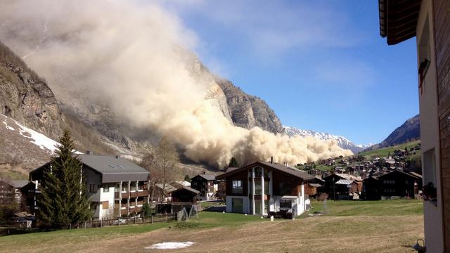 Le village haut-valaisan de Randa a été envahi par un impressionnant nuage de poussière mercredi. [Kanton Wallis/Dienststelle fuer Strasse/Martin Sarbach]