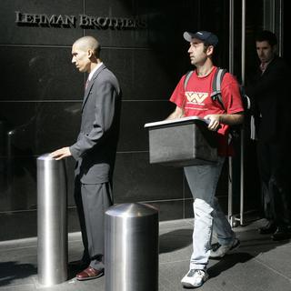15.09.2008: des employés de Lehman Brothers quittent la banque avec leurs cartons. [AP/Keystone - Mary Altaffer]