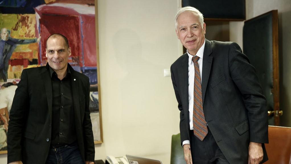 Yanis Varoufakis et Jacques de Watteville, ce mardi 28.04.2015 à Athènes. [AP/Keystone - Yorgos Karahalis]