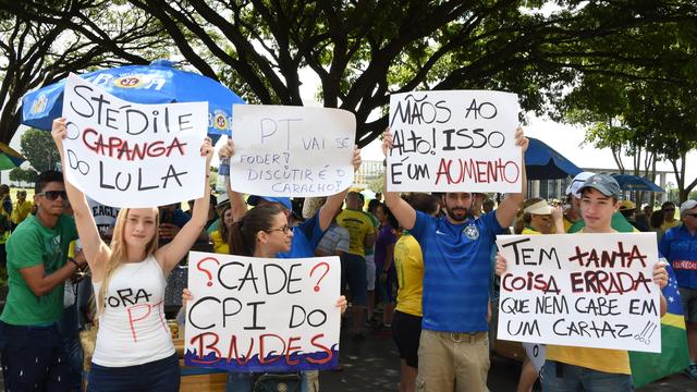 Des pancartes anti PT, le Parti des travailleurs au pouvoir, lors de la manifestation à Brasilia, le 12 avril 2015.