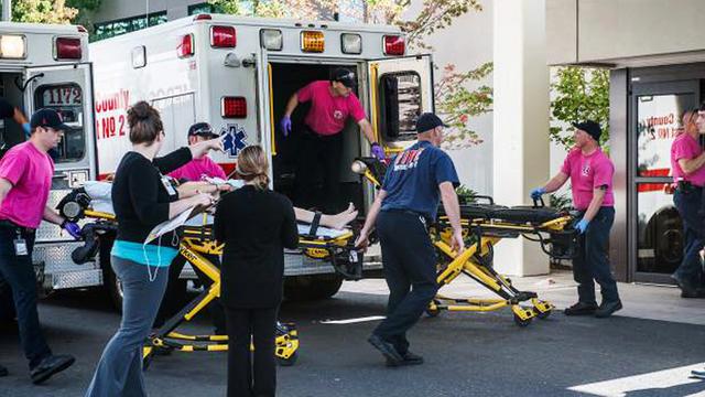 De nombreuses ambulances s'activaient pour amener les blessés à l'hôpital. [Aaron Yost/Roseburg News-Review via AP]