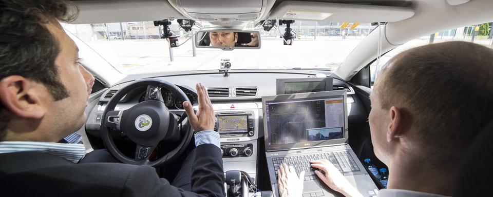 Une voiture sans conducteur a été présentée mardi par Swisscom. [Keystone - Lennio Leanza]