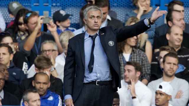 C'est par là les 8es, sembler indiquer Mourinho à ses joueurs de Chelsea. [Matt Dunham]